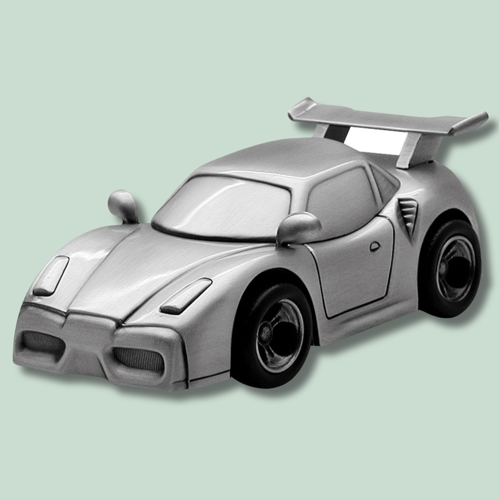 92015276192 - FORTINNET SPAREBØSSE RACERBIL - MED GRØN Sølv sportsvogn legetøj med spoiler set fra siden.