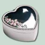 Hjerteformet smykkeskrin med blomsterdekorationer