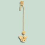 Guld vedhæng med svanedesign på lys baggrund.