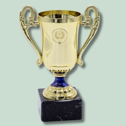 Gyldent trofæ med dekorerede håndtag