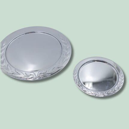 To sølvfade på grøn baggrund