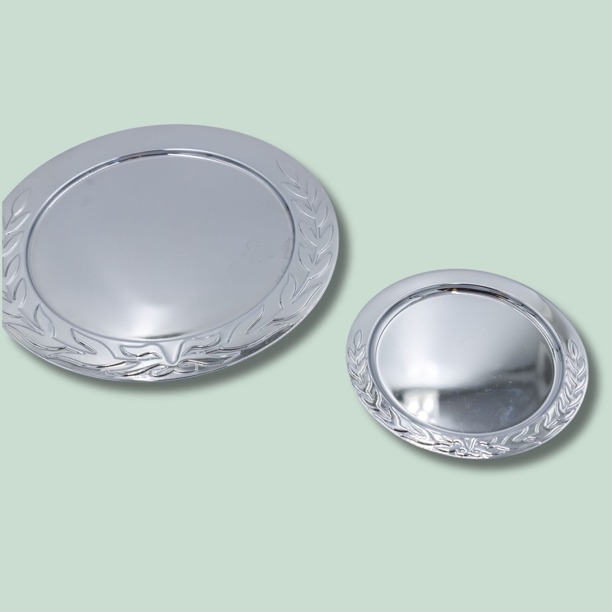 P61 - OSLO SAMLET To sølvfade på grøn baggrund