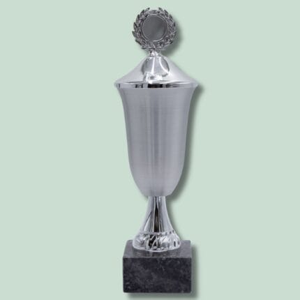 Sølv pokal med laurbærkrans på marmorsokkel.