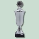 Sølv pokal med laurbærkrans på grøn baggrund.