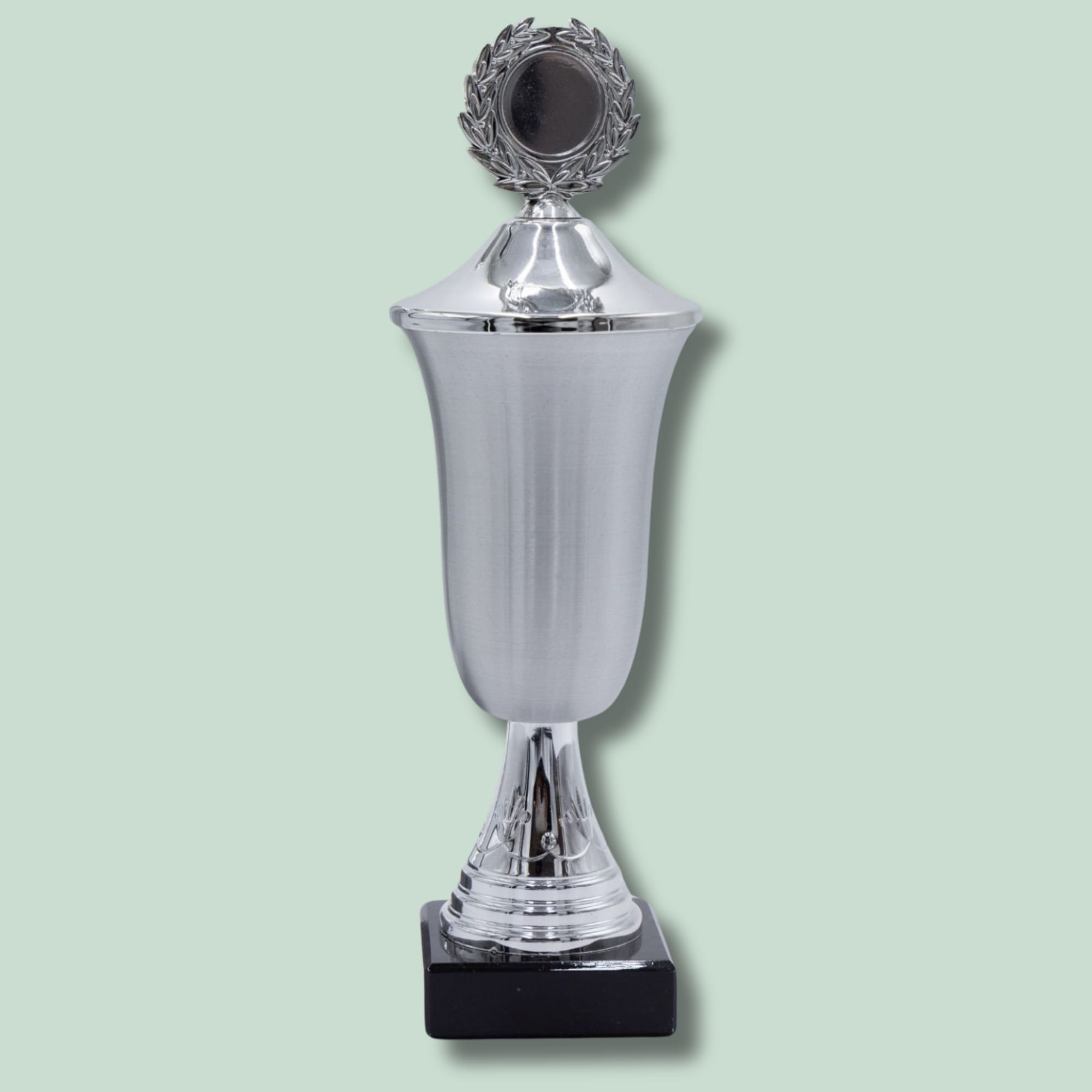 P72 - VANDRE - MIDDELFART Sølv pokal med laurbærkrans på grøn baggrund.