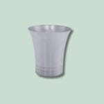 Sølv metal vase på grøn baggrund