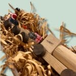 Trælegetøj i gaveæske med papirstrimler