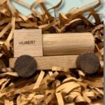 Trælegetøj bil på strimlet papir baggrund.