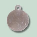 Rund metalplade med hul i toppen