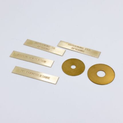 Messingplader med indgraveret tekst og huller