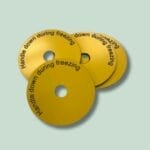 Gule skiver med tekst 'Handle down during freezing'.