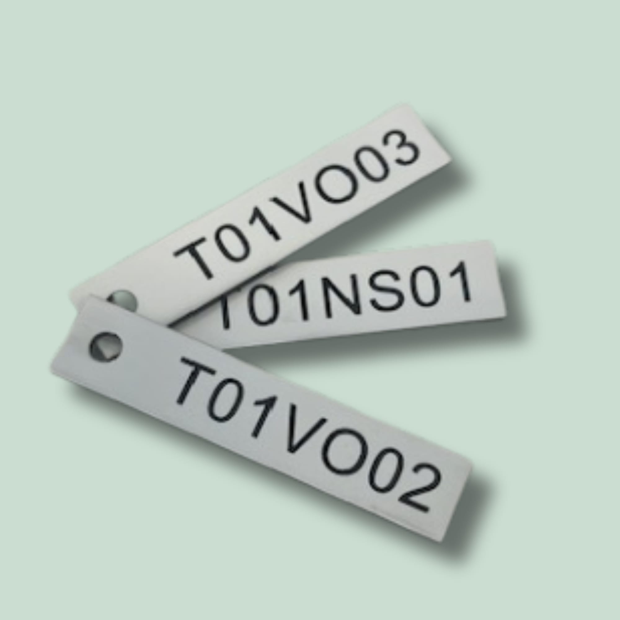 PLASTIK TAGS Tre hvide tags med sorte koder