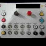 Kontrolpanel med knapper til dør- og liftstyring