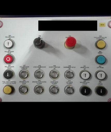 Kontrolpanel med knapper til dør- og liftstyring