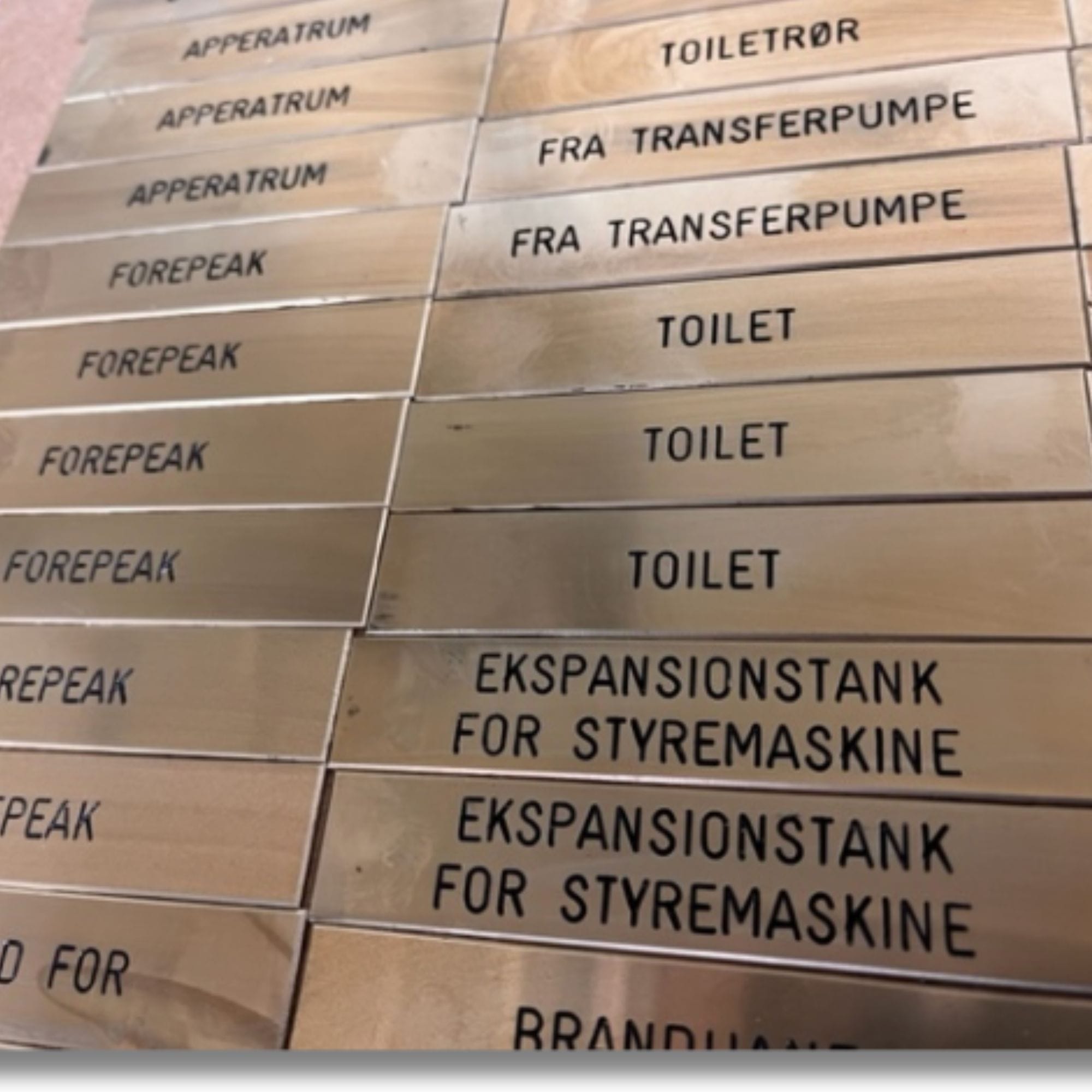 Metalplader med forskellige inskriptioner til skibsmærkning