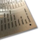 Metalplade med tekniske specifikationer og detaljer