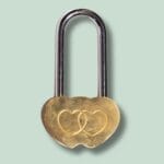 Hængelås med sammenflettede hjerter, symbol på kærlighed.