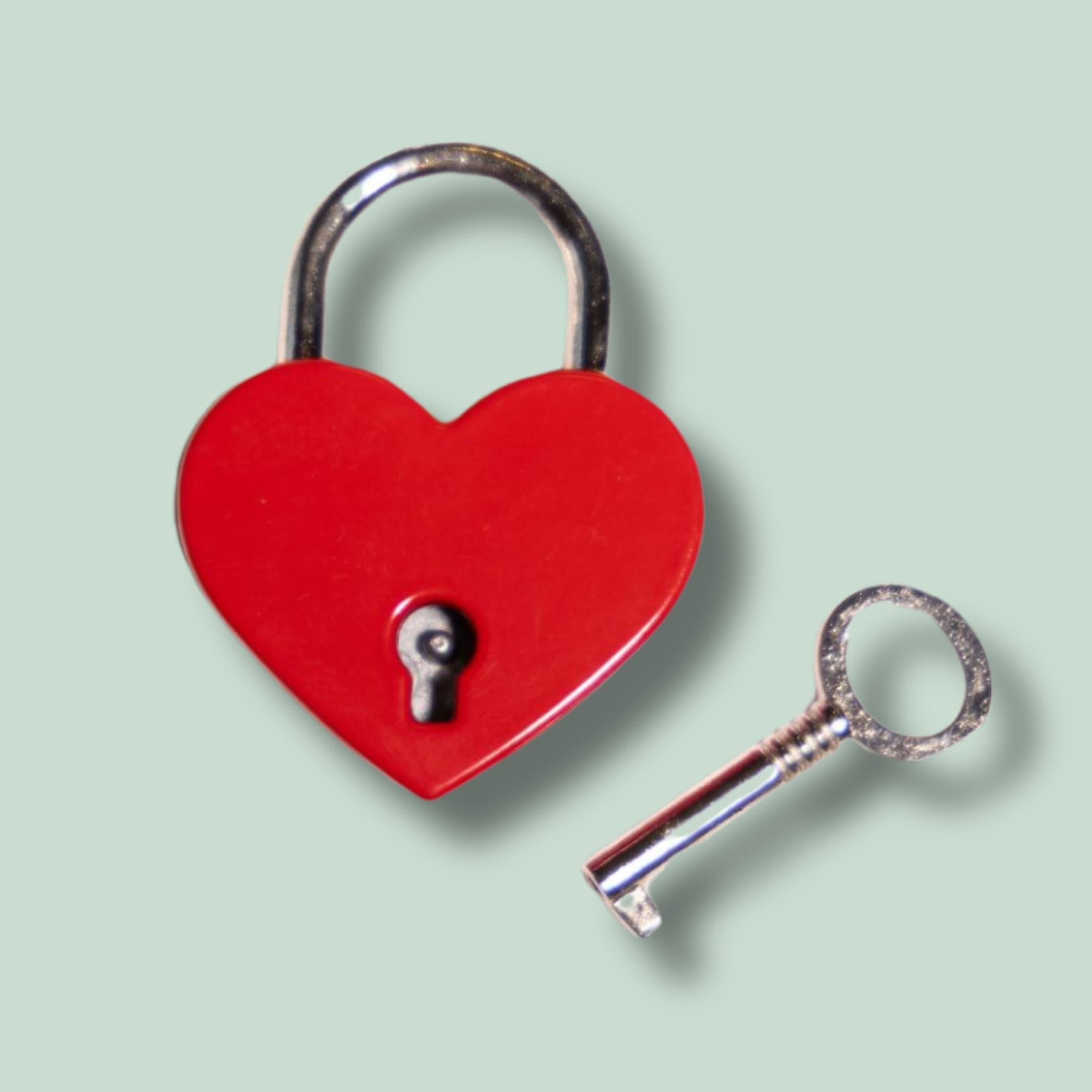 HÆNGELÅS- RØD Rødt hjerteformet hængelås med nøgle