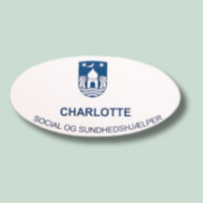 Navneskilt til medarbejder - Oval - Plastik - Mellem - Hjortlund & Bøgh Gravering - OVAL MED LOGO MED GROeN