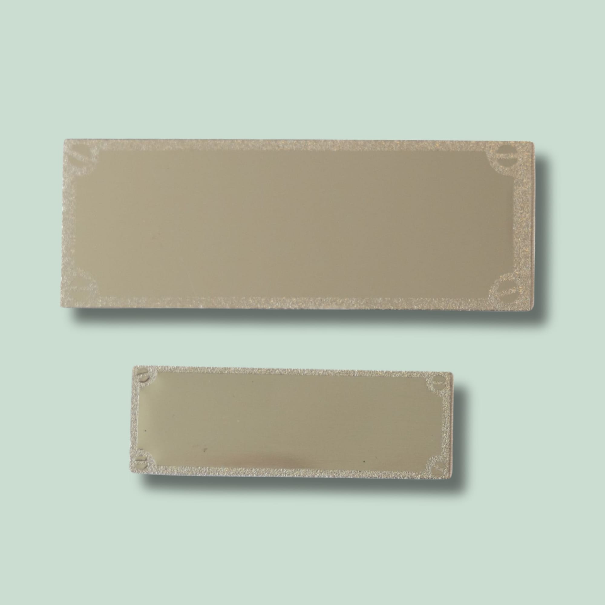 PS 5 - POKALSKILT - GULD To beige etiketter med dekorative hjørner på mint baggrund.