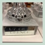 Pokaltrofæ med inskription 'U7 GR 2 DRENGE'.