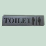 Toiletskilt med mande- og kvindeikoner