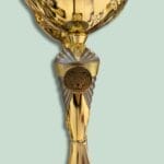 Guldpokal med hundemotiv på soklen.