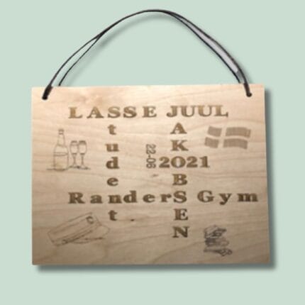 Træskilt med Randers Gymnasium, glas og flag.