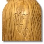 Træhjerte med indgraveret ord og hjerter