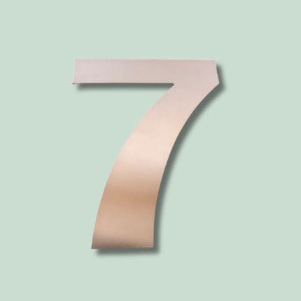 Gyldent tal syv på grøn baggrund.