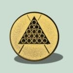 Guldmedalje med sort trekantdesign på lys baggrund.