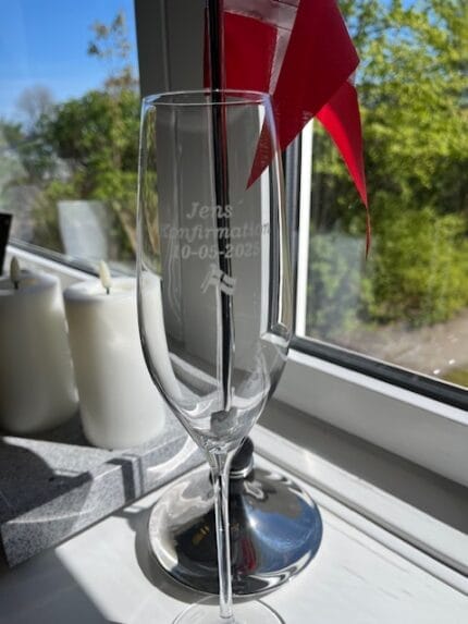 Graveret glas til konfirmation med dannebrog