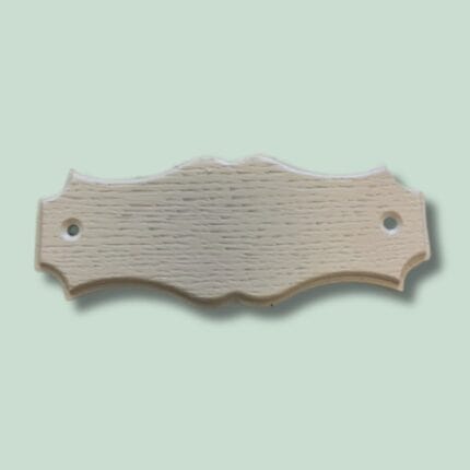 Lysegrøn baggrund med hvidt struktureret træskilt.