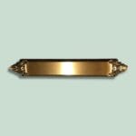 Guldfarvet navneskilt med dekorative ender