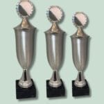 Tre sølvpokaler på sort sokkel