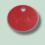 Rund, rød hundetegn med hul øverst