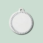 Rund sølvmedaljon på grøn baggrund