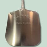 Pizza spade i stål med indgraveret tekst.