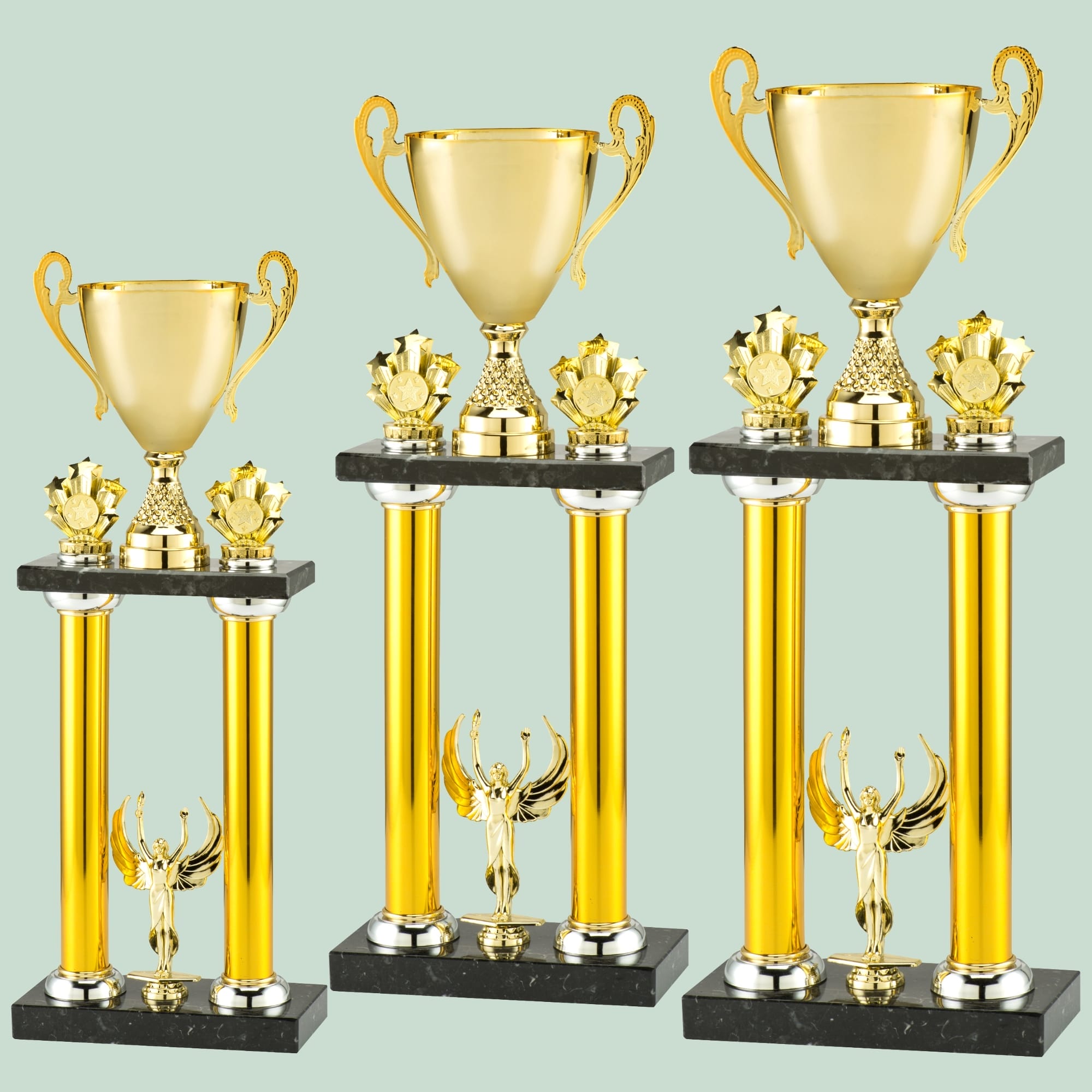 BROVST SPEEDWAY - 2025 -1 Tre gyldne pokaler på piedestaler