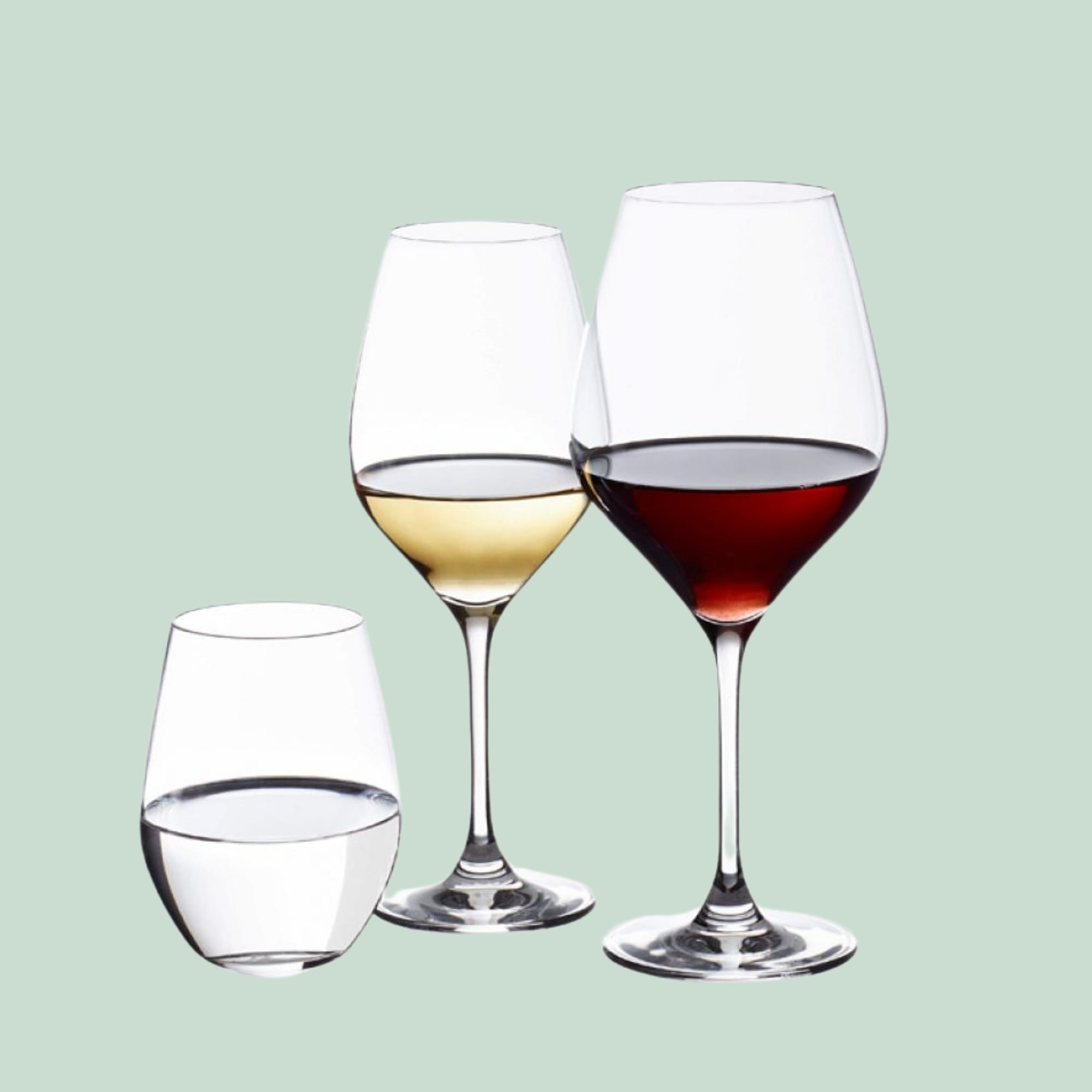 holmegaard rødvin Tre vinglas med vin og vand på grøn baggrund.