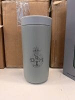 Grå termokop med krone og DMI-logo.