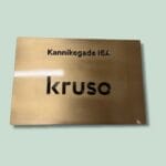 Messingskilt med teksten 'Kannikegade 16A' og 'kruso'.