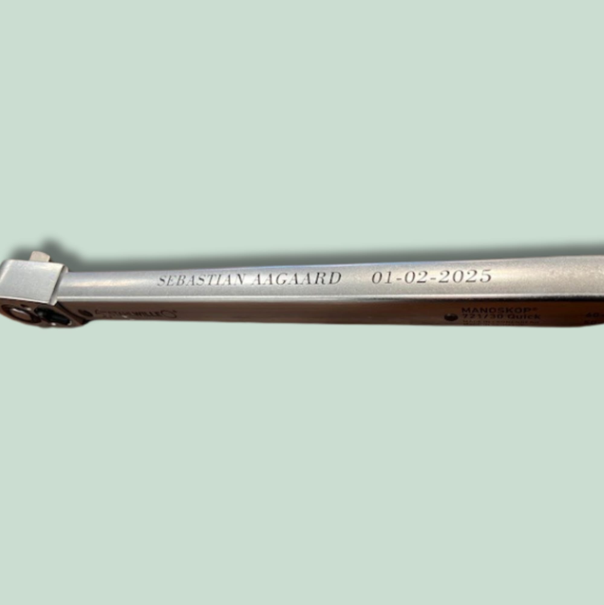 MOMENT NØGLE.2 Metalgenstand med inskriptioner og dato.