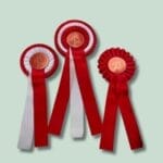 Tre røde og hvide rosetter