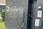ConnectUs logo på murstensvæg ved JobConnection.