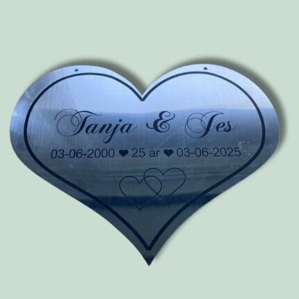 Hjerteformet skilt med jubilæumsdatoer og navne.