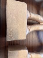 Guldfarvet metalfigur med nummer 2023 indgraveret