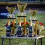 Trofæer og champagneflasker på et bord