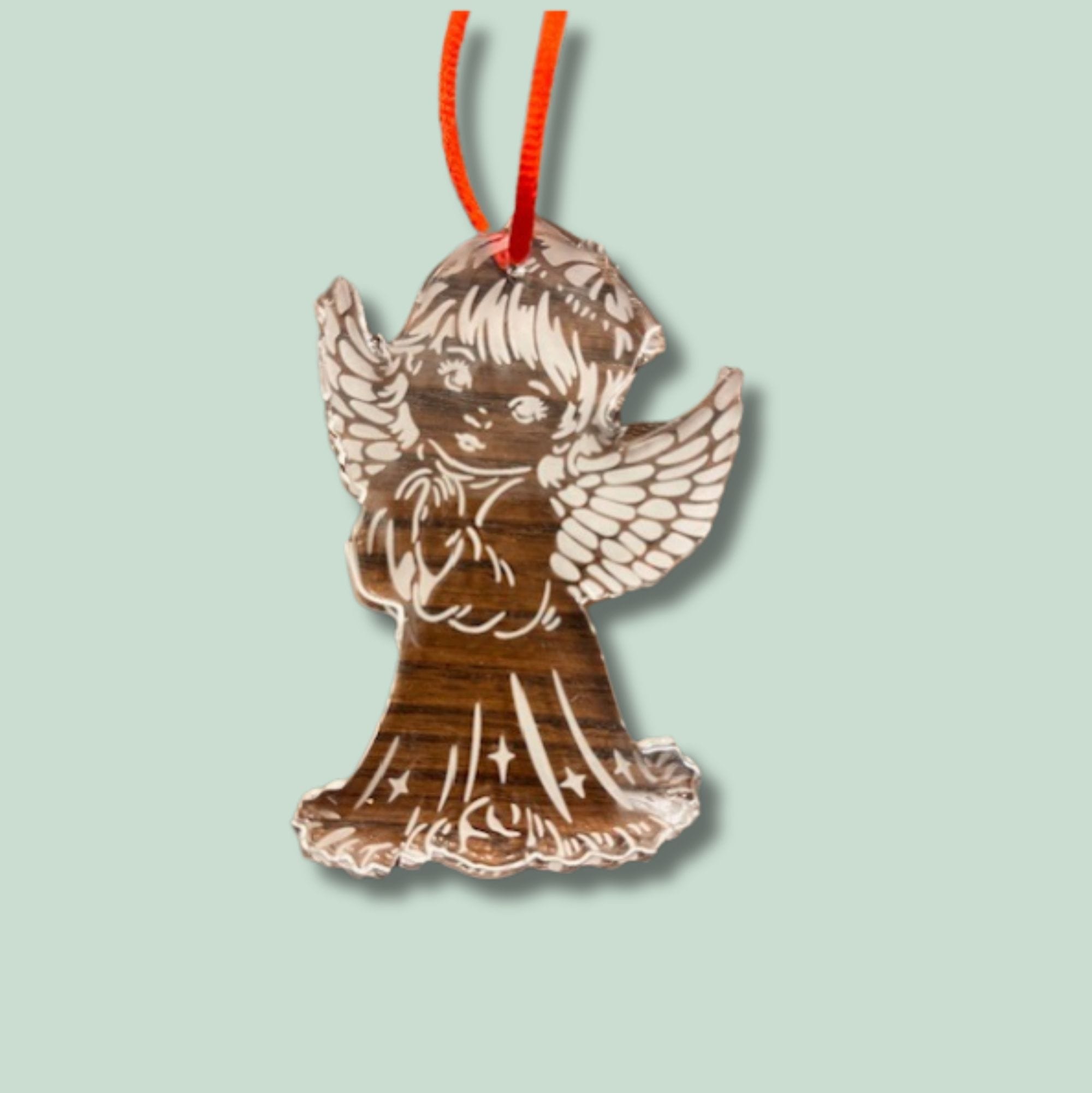 JULEPYNT - ENGEL - GRØN Dekorativ træengel med vinger og rødt bånd