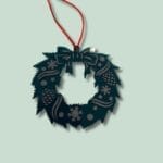 Julekrans med rød snor på lysegrøn baggrund.
